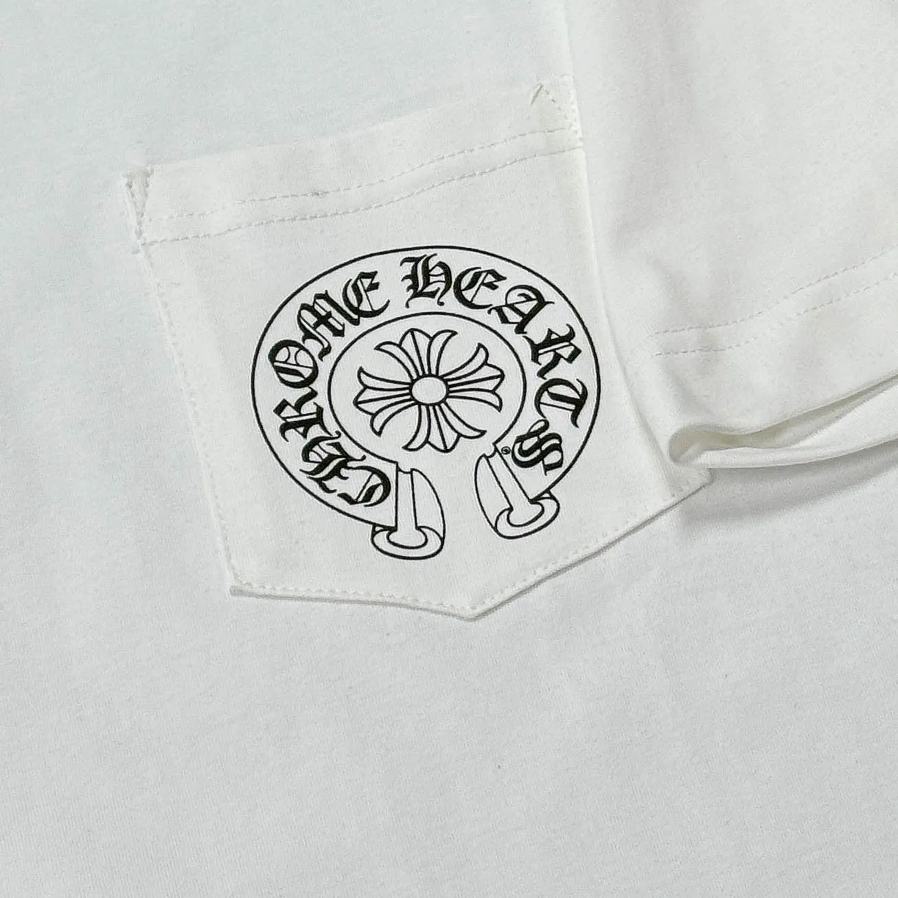P170 Chrome Hearts Chrome Hearts 25 high-end versions. The fabric is made of 300 grams of high-density pure cotton. It does not deform or shrink. It has three labels. It is the same style for men and women. Technology: Digital printing. Color: White. Black. SIZE: S-XL.